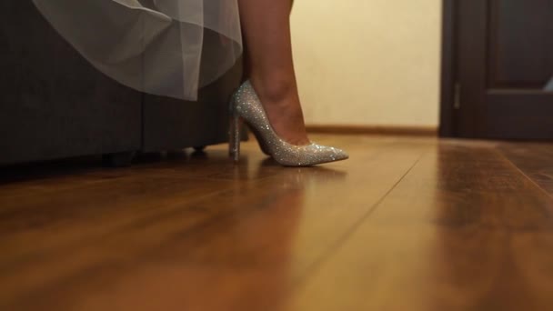 Ragazza Mette Scarpe — Video Stock