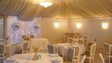 Düğünde bir restoranda yemek.