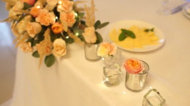 Düğünde bir restoranda yemek.