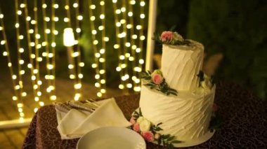 Sarı bokeh arka planda düğün pastası