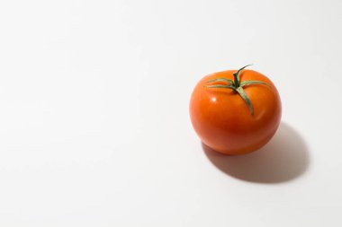 Beyaz arkaplanda kırmızı domates