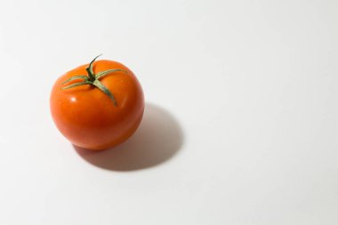Beyaz arkaplanda kırmızı domates