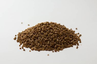 beyaz zemin üzerinde buğday yığını