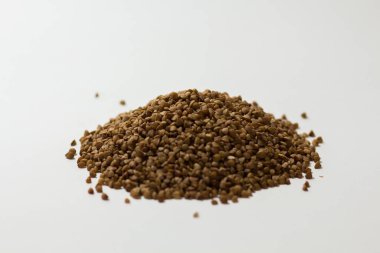 beyaz zemin üzerinde buğday yığını