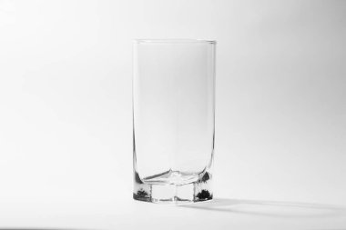 Gri arkaplanda şeffaf gözlük