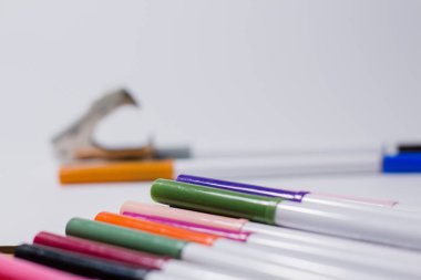 Bir kağıt parçasında çok renkli kalemler