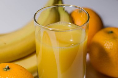 Bir bardakta muz ve portakal suyu