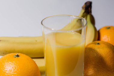 Bir bardakta muz ve portakal suyu