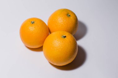 beyaz zemin üzerinde olgunlaşmış portakal