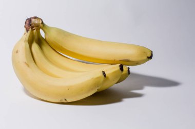 Beyaz arka planda olgun muzlar