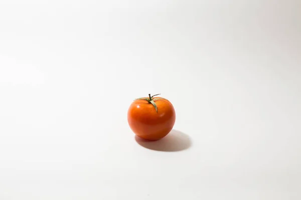 Rode Tomaat Een Witte Achtergrond — Stockfoto