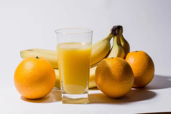 Μπανάνα Και Χυμός Πορτοκαλιού Ποτήρι — Φωτογραφία Αρχείου