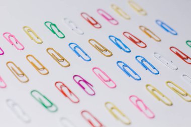 Beyaz bir arka plan üzerinde renkli ataç