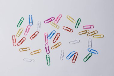 Beyaz bir arka plan üzerinde renkli ataç