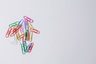 Beyaz bir arka plan üzerinde renkli ataç