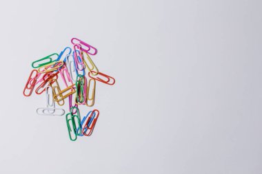 Beyaz bir arka plan üzerinde renkli ataç