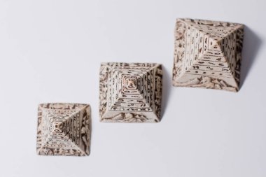 Beyaz arka planda Mısır piramitlerinin hatıra eşyaları.