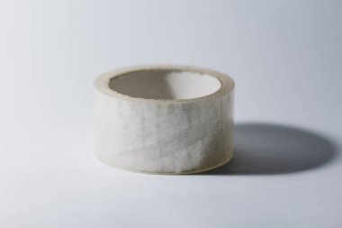 Beyaz arkaplandaki saydam bant kayışı