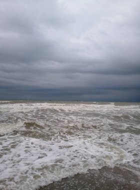 Bulutlu bir günde deniz