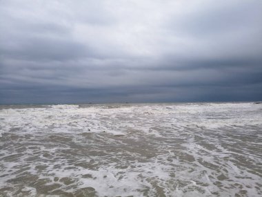 Bulutlu bir günde deniz