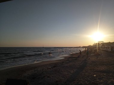 Deniz kıyısında akşam batımı