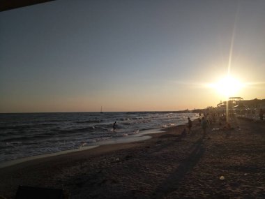 Deniz kıyısında akşam batımı