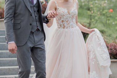 Gelin ve damat birlikte parkta