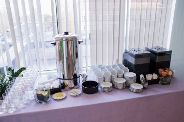 Büfede bir fincan kahve ve çaydanlık.