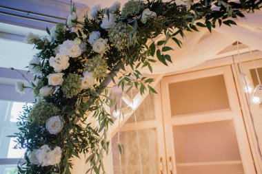 Restorandaki tören için kemer.