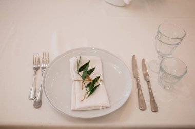 Tabaklı bir restoran dekoru.