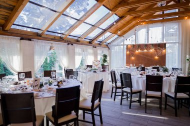 Restoranda çiçeklerle süslenmiş bir düğün.