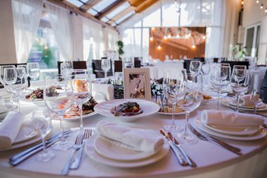 Bir restoranda masada yemek.