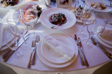 Bir restoranda masada yemek.