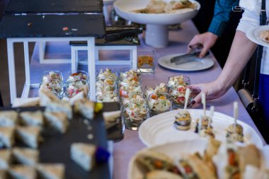 Lokantadaki masada atıştırmalıklar.