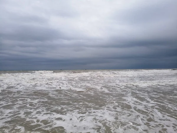 多云的日子里的大海 — 图库照片