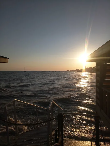 夜の海辺の夕日 — ストック写真