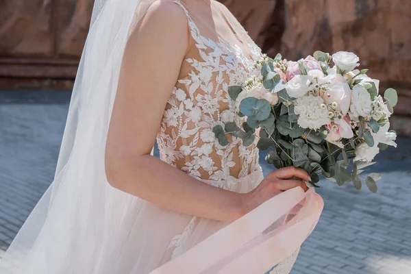 新娘举行婚礼的花束 — 图库照片