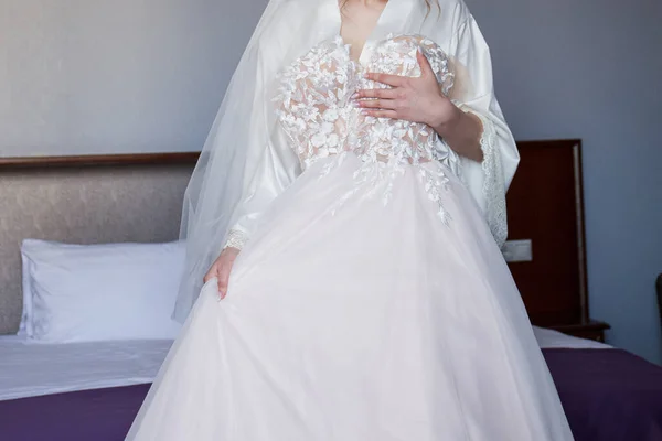 Brud Peignoir Med Bröllopsklänning — Stockfoto