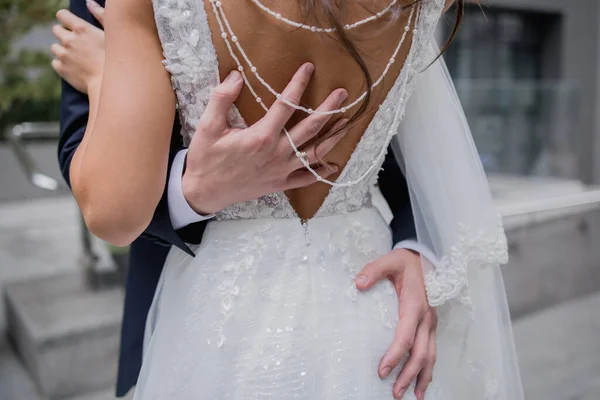 Gelin ve damat bir düğünde birlikteler.