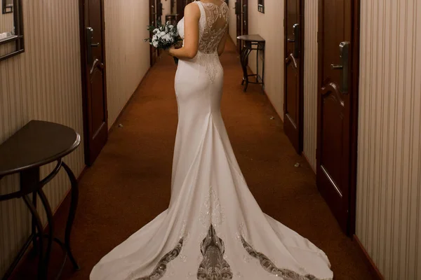 Bruid Houdt Een Bruiloft Boeket Een Hotel — Stockfoto