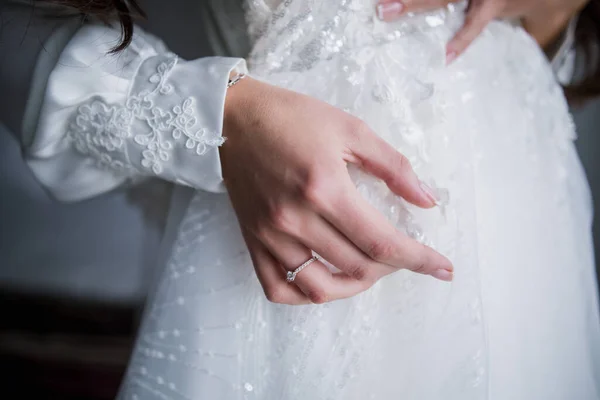 Die Braut Peignoir Hält Ein Brautkleid — Stockfoto