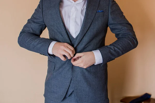 Man Puts Suit — Stock Photo, Image