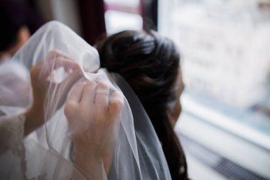 Geline peçe takıyor.