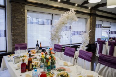 Restoranda bir masanın üstünde dekor.