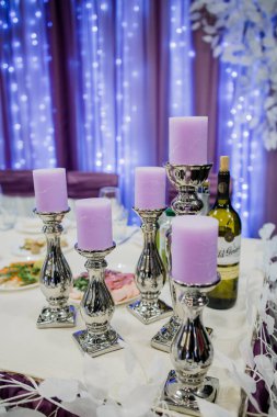 Bir restoranda mum ve dekor.