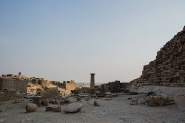 Giza 'daki piramitlerin arka planında gün batımı