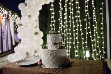 Gelin ve damat düğün pastası kestiler.