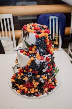 Gelin ve damat düğün pastası kestiler.