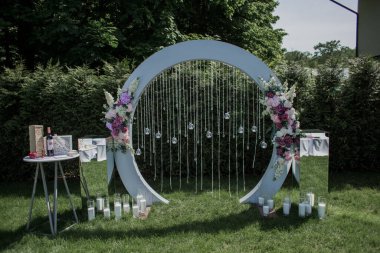 Tören için yuvarlak kemer