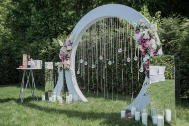 Tören için yuvarlak kemer